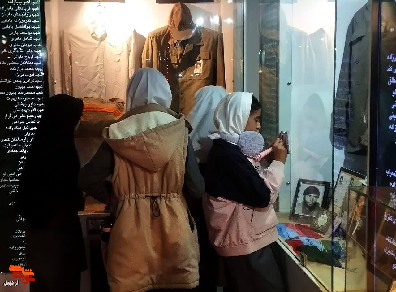 بازدید دانش‌آموزان دبستان دخترانه دکتر حسابی از موزه شهدای اردبیل+ عکس