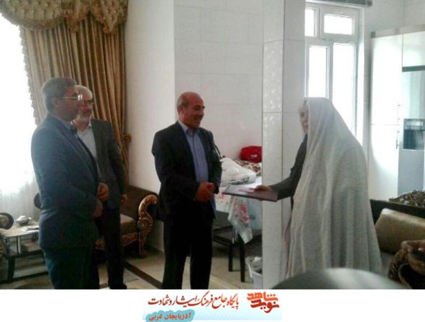 سرپرست بنیاد شهید وامور ایثارگران شهرستان ماکو و رییس کمیته امداد امام خمینی ره باخانواده شهید عبداالله نژاد به مناسبت سوم خرداد ديدار و گفتگو كردند