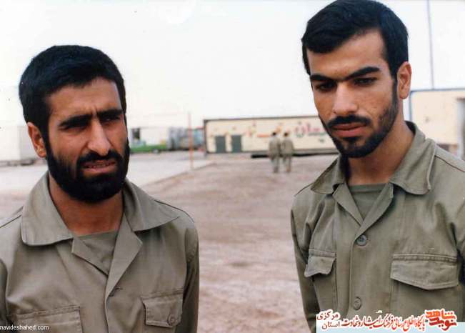 نفر سمت چپ: شهید اکبر محمدی