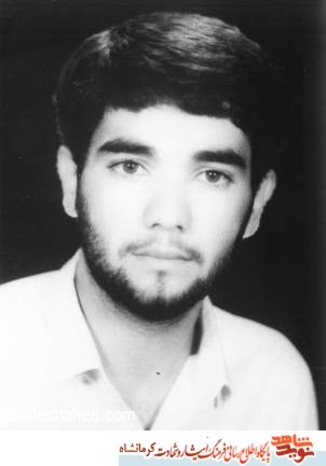 شهید علی اکبر پاشایی 18 بهمن 1344 در شهرســتان کرمانشــاه دیده به جهان گشود. پدرش علي حسن و مادرش نگار نام داشت . دانشجوي دوره کارداني در رشته بهداشت بود. پاسدار بود. پنجم مرداد 1367 در اسلام آبادغرب هنگام درگیري با نیروهاي سازمان مجاهدین خلق (منافقین) بر اثر اصابت ترکش به شهادت رسید. مزار وي در گلزار شهداي زادگاهش واقع است.
