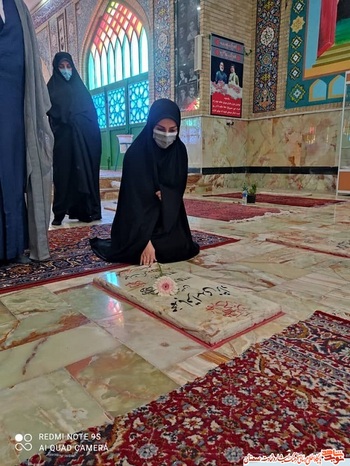 ادای احترام دختران شهدای شهرستان سرخه به پدر شهیدشان به مناسبت روز دختر- بیست و دوم خردادماه ۱۴۰۰ گلزار شهدای سرخه