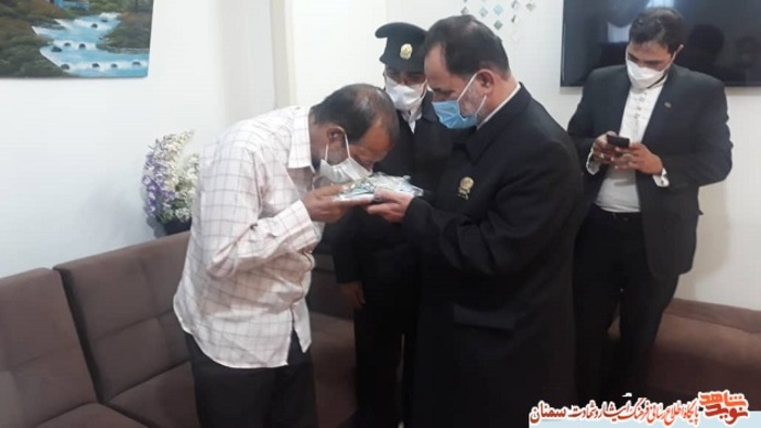 دیدار خادمین آستان قدس رضوی با جانباز گرانقدر یحیی شریف‌حسینی- سمنان اول تیرماه ۱۴۰۰