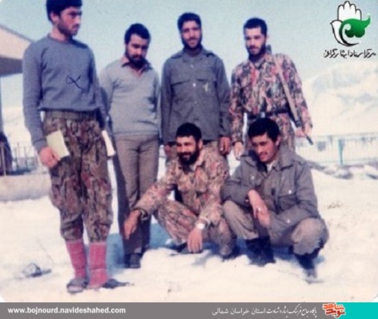 ایستاده سمت چپ تصویر، شهید «علی اکبر غیاثیان»