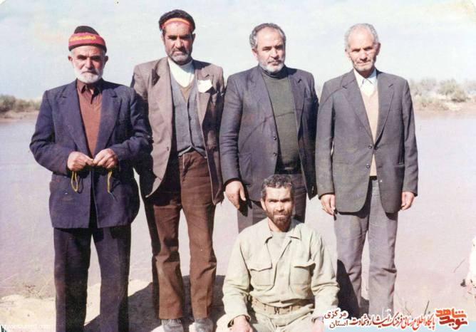 بازدید پدر شهیدان از مناطق جنگی