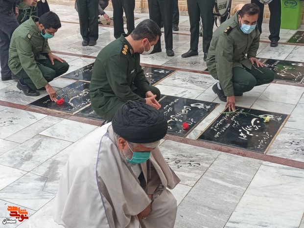 مراسم مهمانی لاله‌ها در گلزار شهدای امامزاده اشرف شهرستان سمنان - چهاردهم بهمن‌ماه ۱۴۰۰