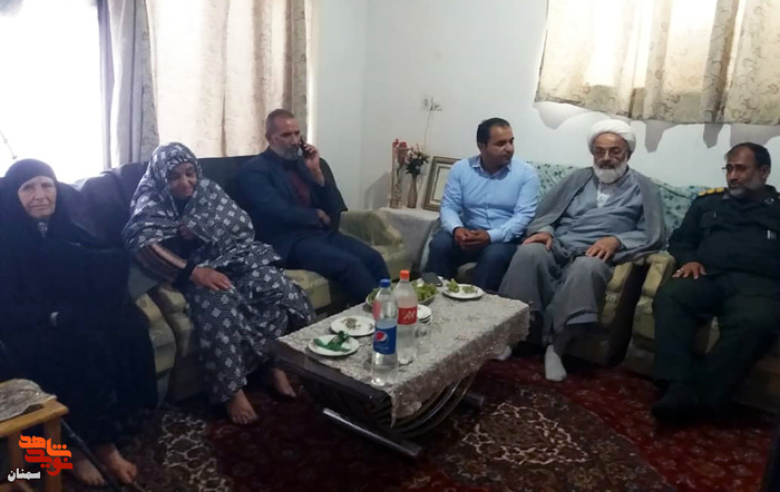 دیدار مسئولان آرادان با مادر گرامی شهید والامقام داود مومنی- بیست و ششم تیرماه ۱۴۰۱ روستای کند قلی خان شهرستان آرادان