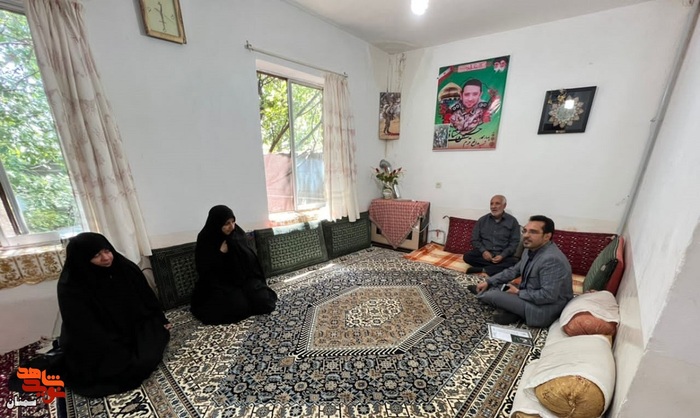 دیدار رئیس بنیاد شهید شهرستان مهدی‌شهر با والدین معزز شهید مدافع حرم حسین مشتاقی - یکم شهریورماه ۱۴۰۱ روستای ده صوفیان مهدی‌شهر