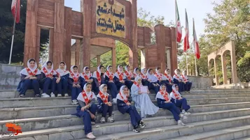 گلباران مزار شهدای سلیمان‌بگ با حضور دانش‌آموزان در قالب طرح «لاله‌های روشن»