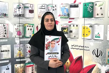 فیلم/ مادر یکی از دانش آموزان مدرسه شجره طیبه میناب؛ رها در آغوش معلمش زیر آوار پیدا شد
