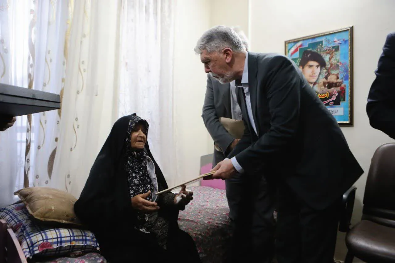 وزیر فرهنگ با خانواده شهید «احمد گریوانی» در بجنورد دیدار کرد