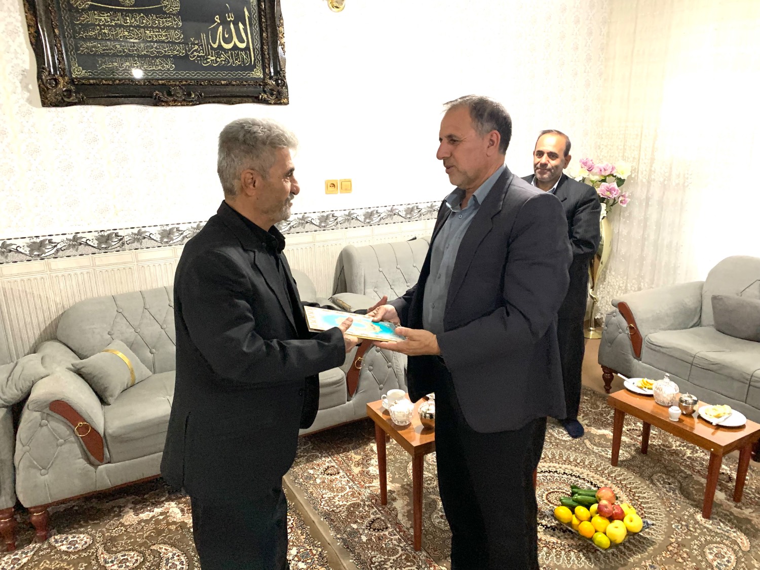 مدیرکل بنیاد شهید کردستان از خانواده شهید گلباغی مرادی و جانباز آزاده باقی روح‌الهی عیادت کرد