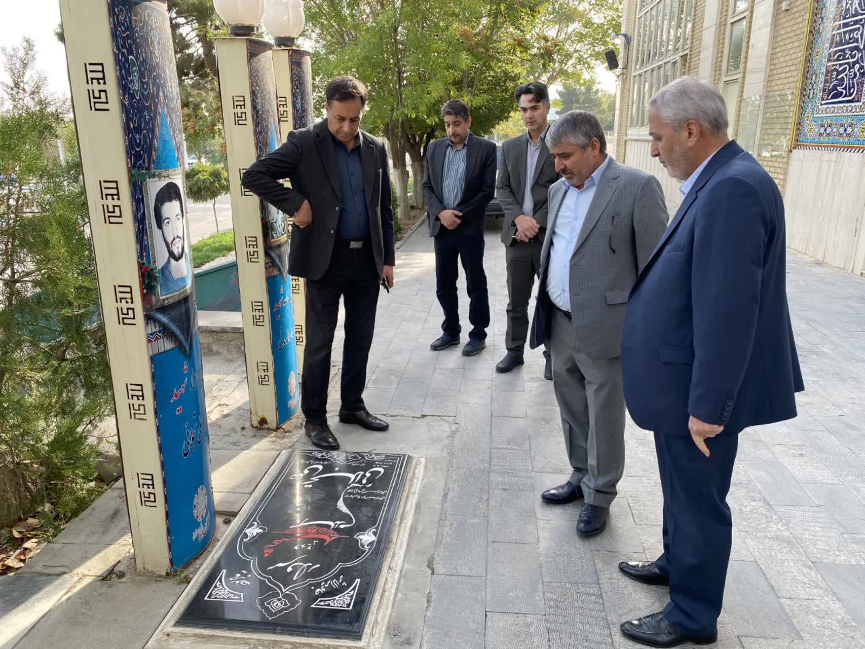 عطر افشانی گلزار شهدای تبریز با حضور مدیرکل اسناد و انتشارات بنیاد شهید کشور